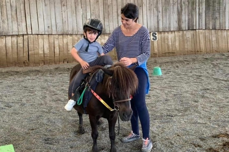 Image de Mardi 12 avril : mini-stage de 2h de découverte du baby-poney pour des enfants de 3 à 6 ans de 16h à 18h